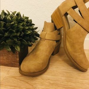 SODA- Tan Ankle Bootie sz 7.5